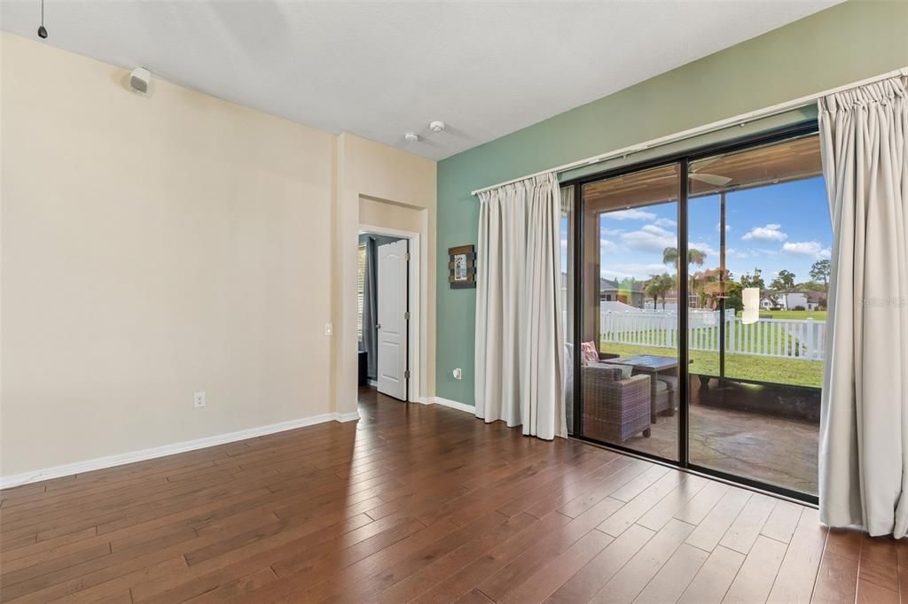 Activo con contrato: $379,000 (4 camas, 2 baños, 2114 Pies cuadrados)