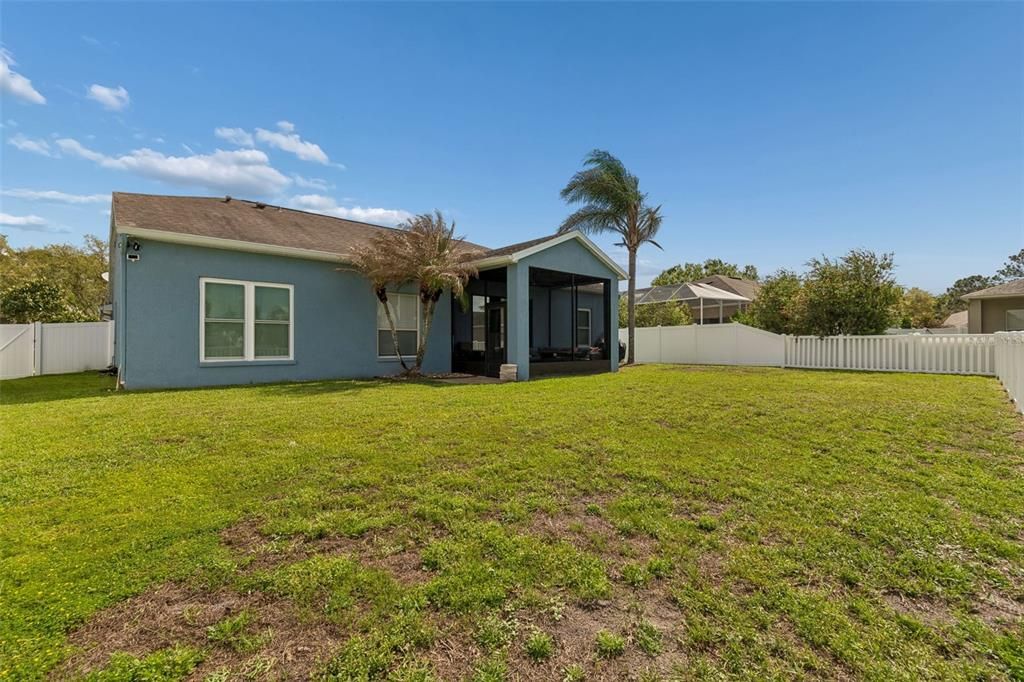 Activo con contrato: $379,000 (4 camas, 2 baños, 2114 Pies cuadrados)