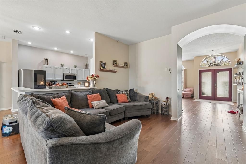 Activo con contrato: $379,000 (4 camas, 2 baños, 2114 Pies cuadrados)