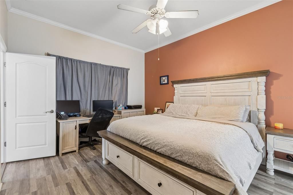 Activo con contrato: $379,000 (4 camas, 2 baños, 2114 Pies cuadrados)