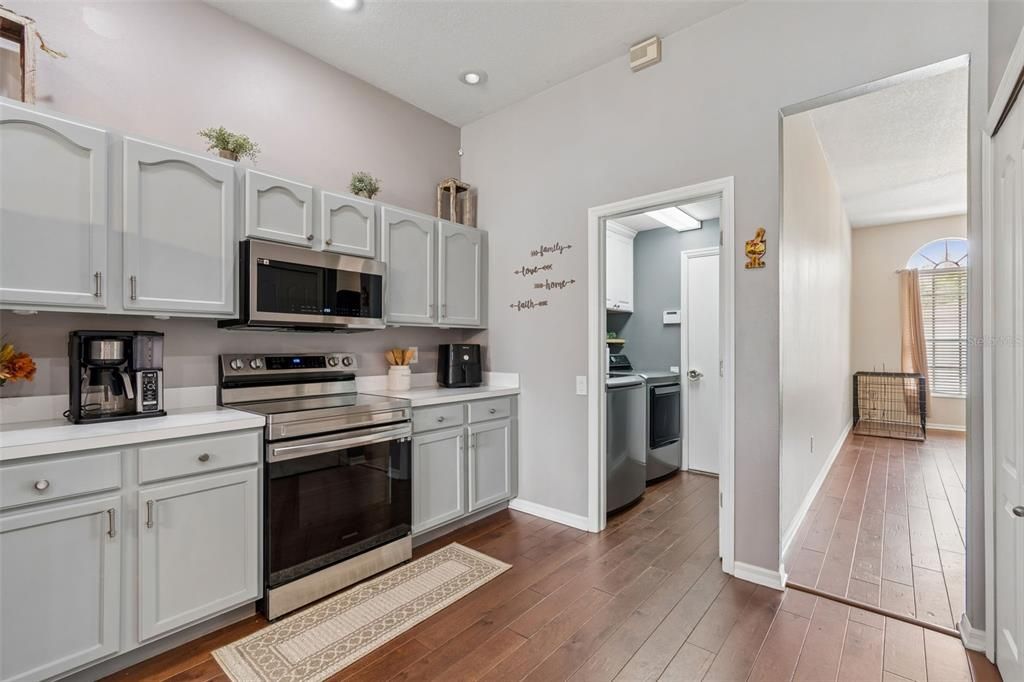 Activo con contrato: $379,000 (4 camas, 2 baños, 2114 Pies cuadrados)