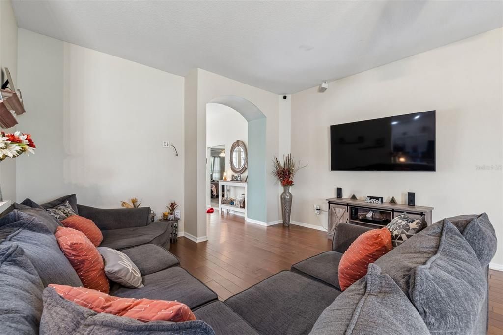 Activo con contrato: $379,000 (4 camas, 2 baños, 2114 Pies cuadrados)