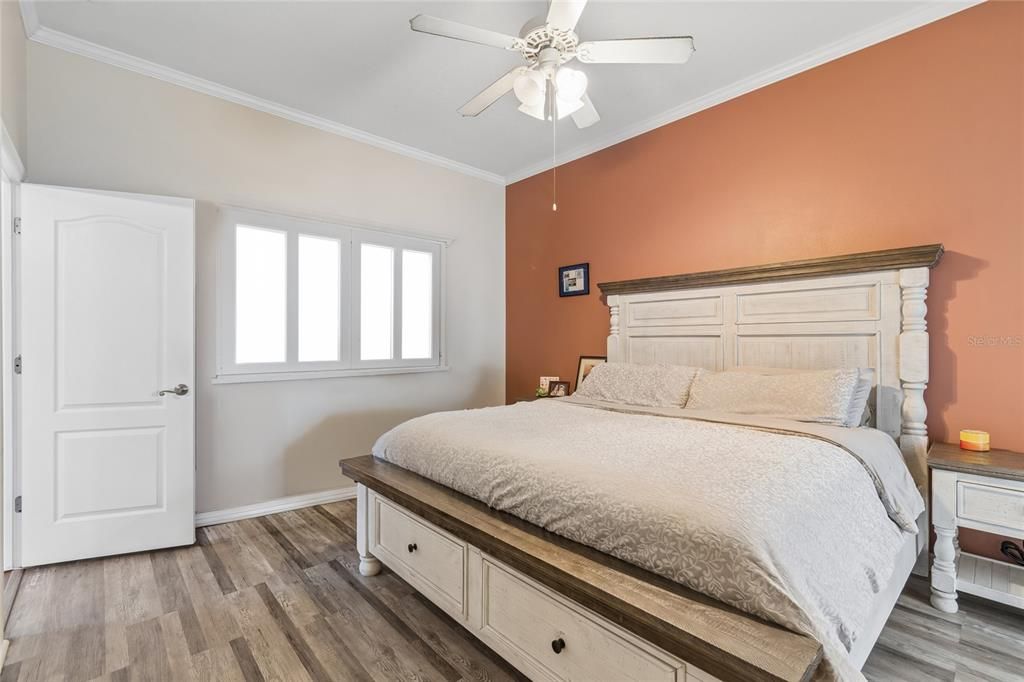 Activo con contrato: $379,000 (4 camas, 2 baños, 2114 Pies cuadrados)