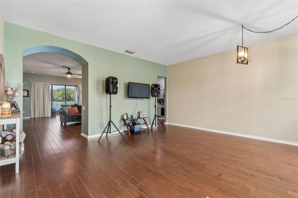 Activo con contrato: $379,000 (4 camas, 2 baños, 2114 Pies cuadrados)