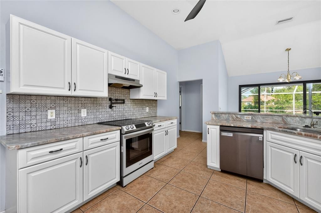 Activo con contrato: $565,000 (3 camas, 2 baños, 1885 Pies cuadrados)