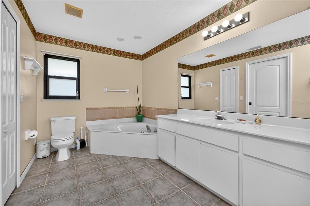 Activo con contrato: $565,000 (3 camas, 2 baños, 1885 Pies cuadrados)