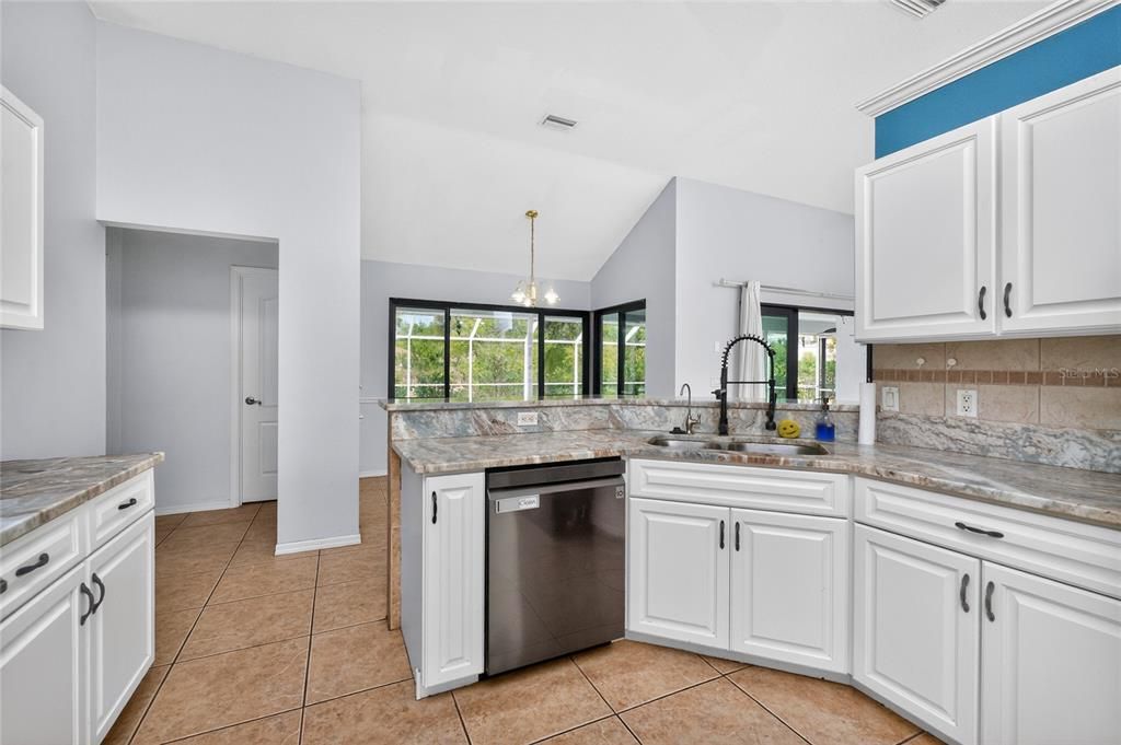 Activo con contrato: $565,000 (3 camas, 2 baños, 1885 Pies cuadrados)