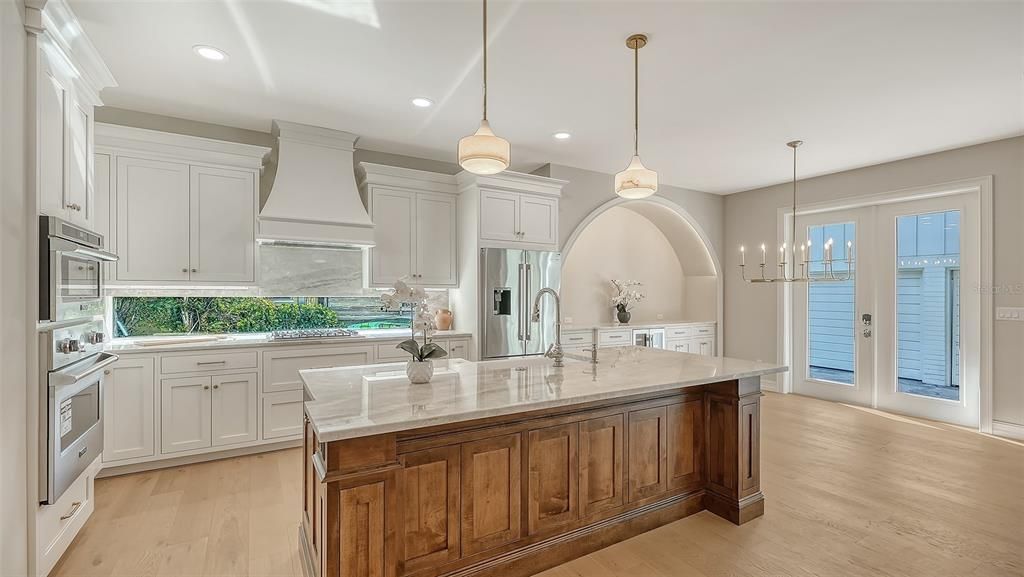 For Sale: $3,890,000 (6 beds, 4 baths, 4755 Square Feet)