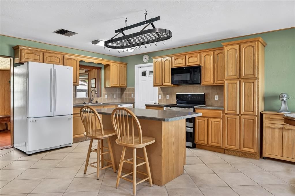 Active With Contract: $239,000 (3 beds, 1 baths, 1195 Square Feet)