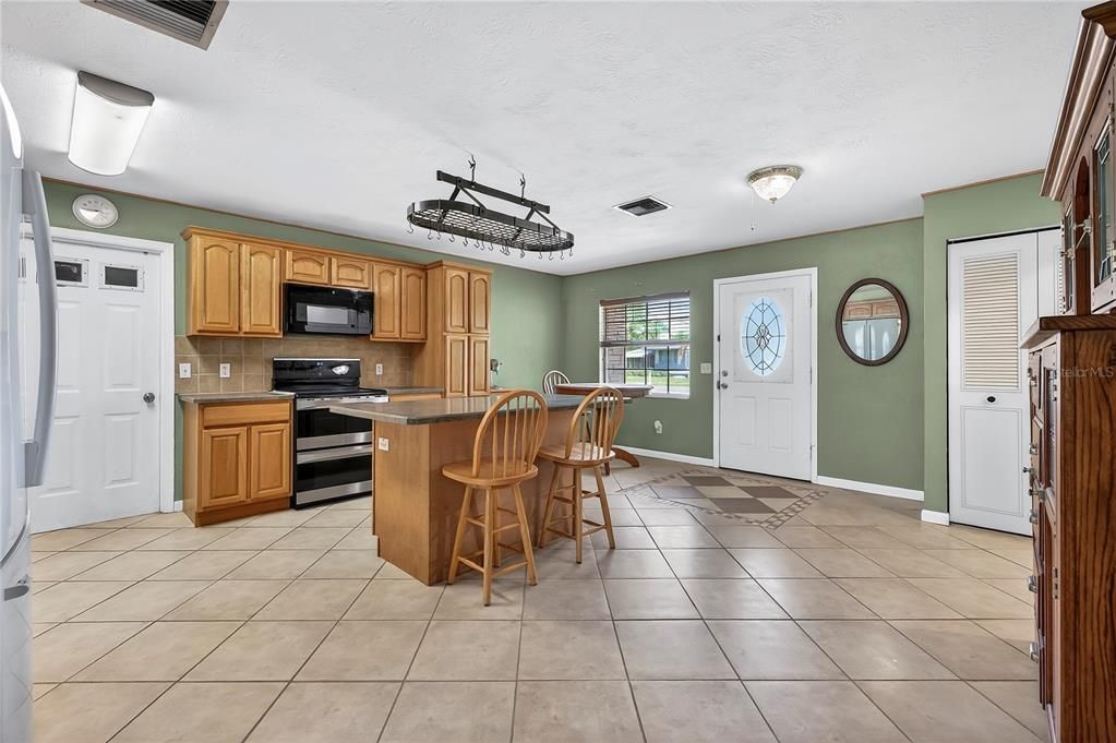 Active With Contract: $239,000 (3 beds, 1 baths, 1195 Square Feet)