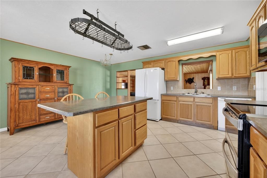 Active With Contract: $239,000 (3 beds, 1 baths, 1195 Square Feet)