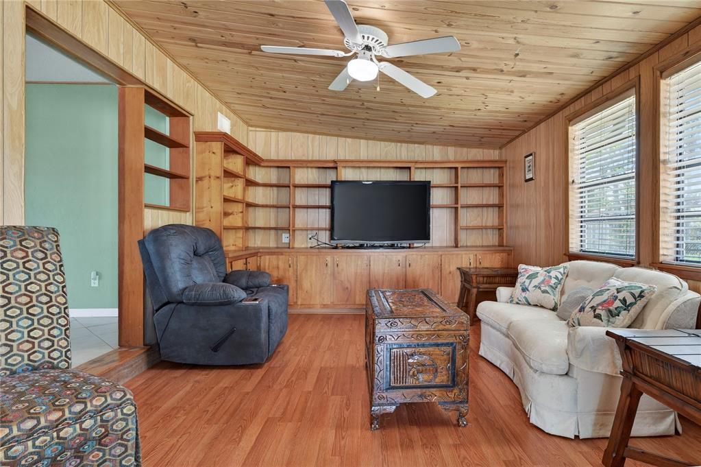 Active With Contract: $239,000 (3 beds, 1 baths, 1195 Square Feet)