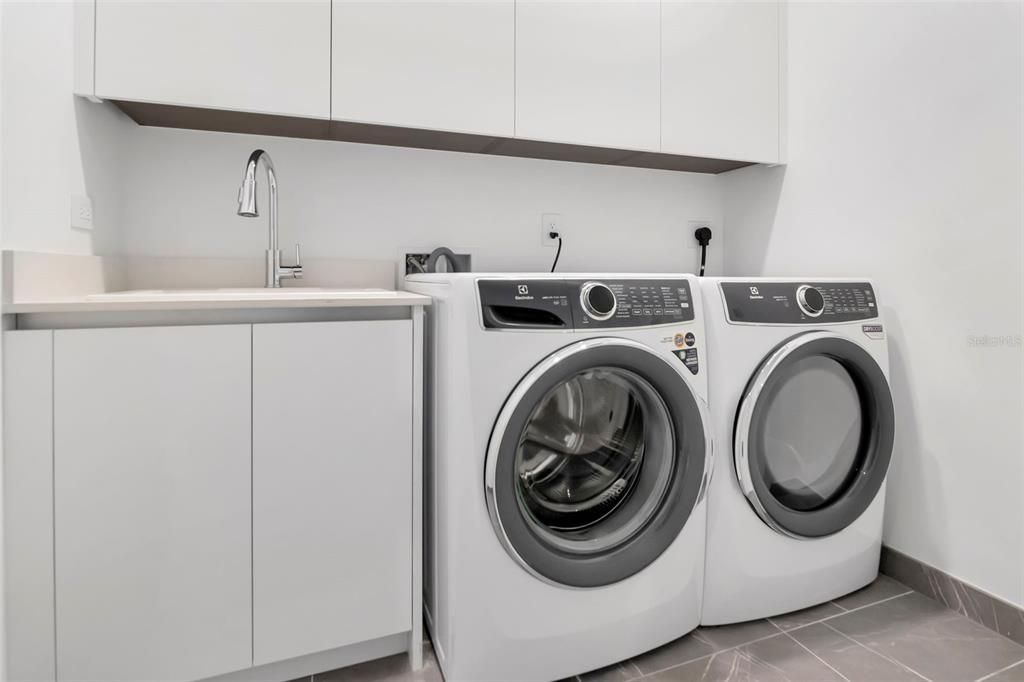 For Sale: $2,599,000 (2 beds, 2 baths, 2305 Square Feet)
