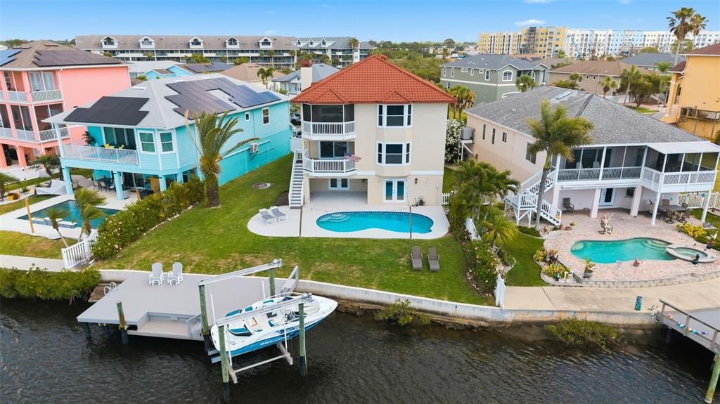 Activo con contrato: $1,025,000 (4 camas, 4 baños, 2215 Pies cuadrados)