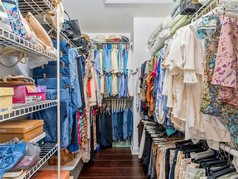 Activo con contrato: $1,025,000 (4 camas, 4 baños, 2215 Pies cuadrados)