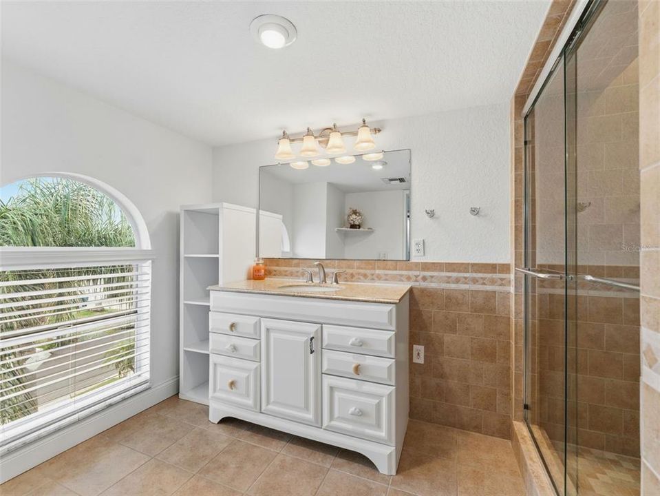 Activo con contrato: $1,025,000 (4 camas, 4 baños, 2215 Pies cuadrados)