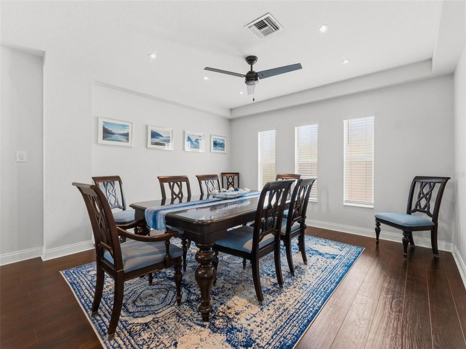Activo con contrato: $1,025,000 (4 camas, 4 baños, 2215 Pies cuadrados)