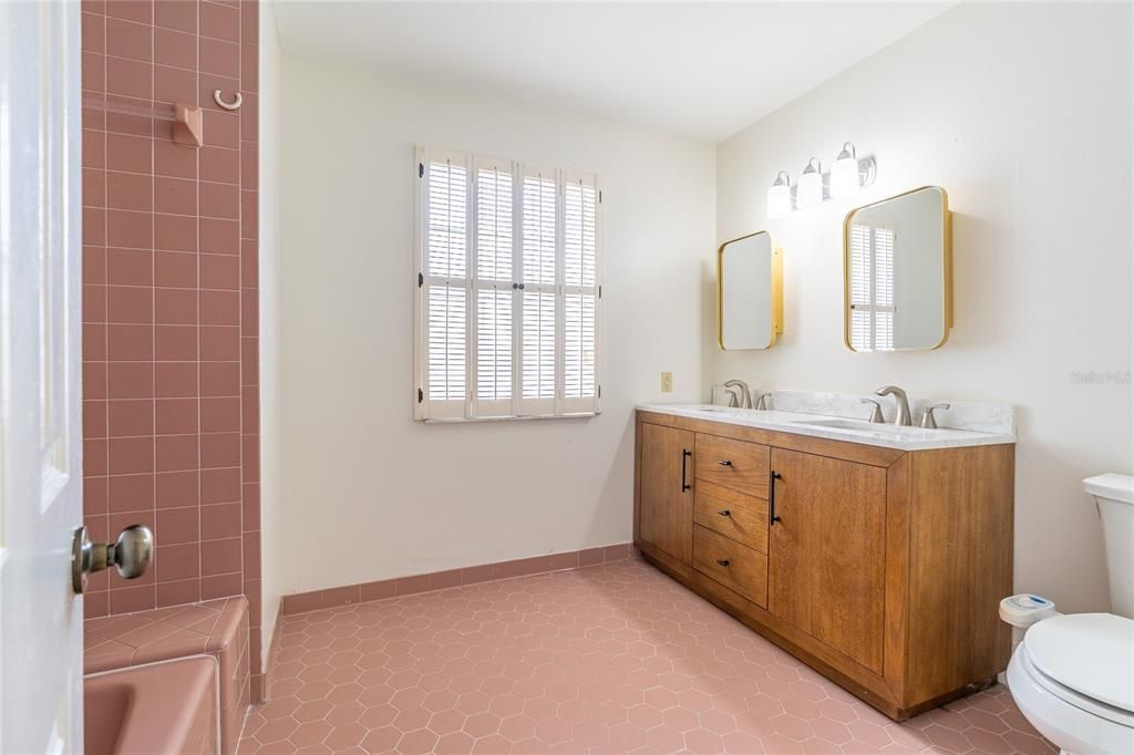En Venta: $657,000 (5 camas, 2 baños, 3382 Pies cuadrados)