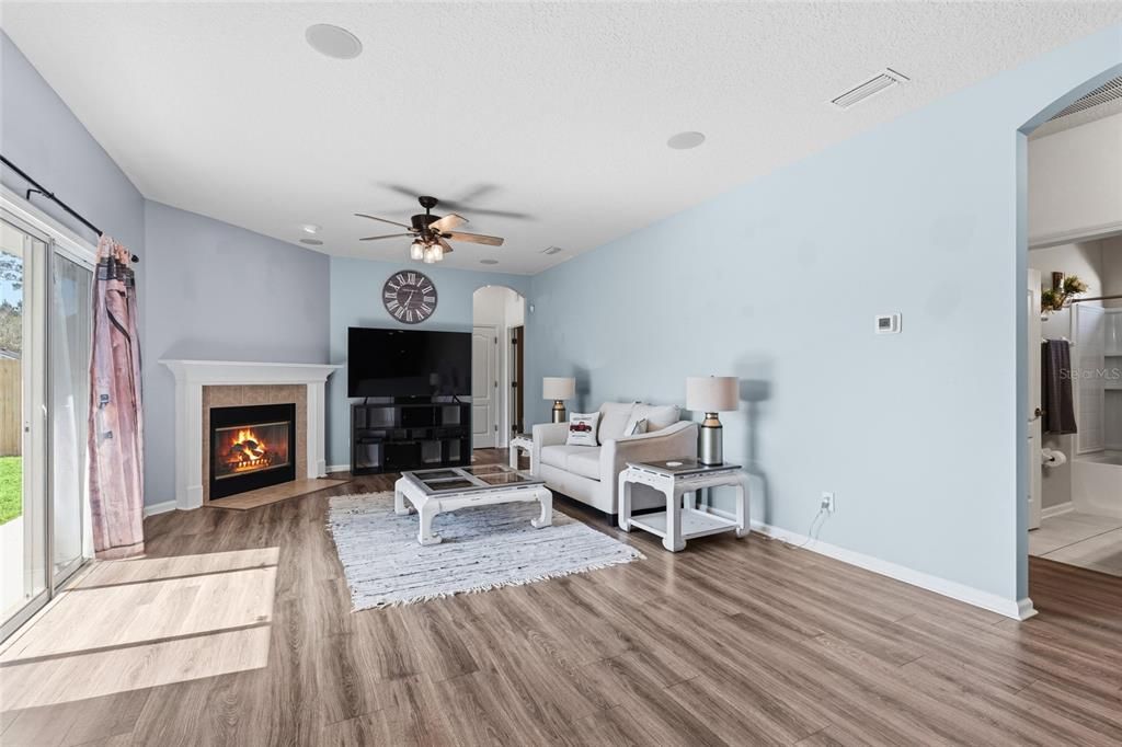 For Sale: $399,900 (4 beds, 3 baths, 2114 Square Feet)