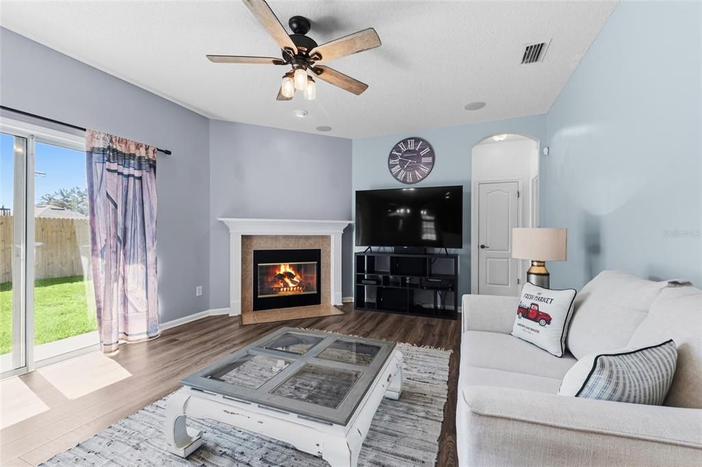 For Sale: $399,900 (4 beds, 3 baths, 2114 Square Feet)