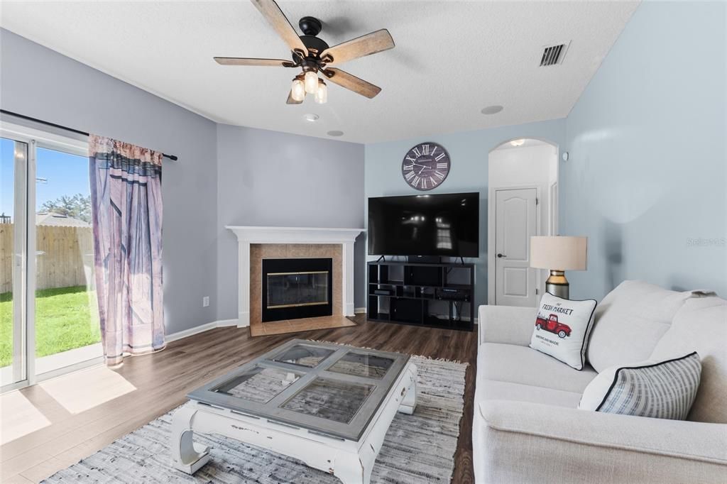 For Sale: $399,900 (4 beds, 3 baths, 2114 Square Feet)