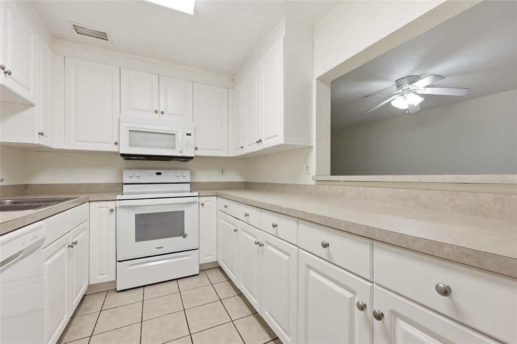 На продажу: $174,900 (4 спален, 2 ванн, 1638 Квадратных фут)