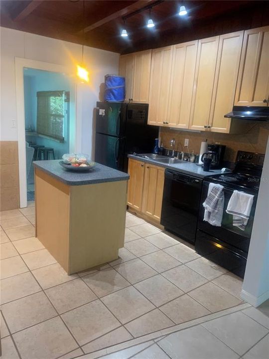 В аренду: $1,950 (2 спален, 2 ванн, 1584 Квадратных фут)