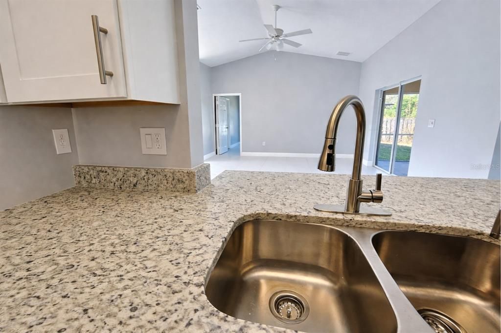 For Rent: $1,950 (3 beds, 2 baths, 1427 Square Feet)