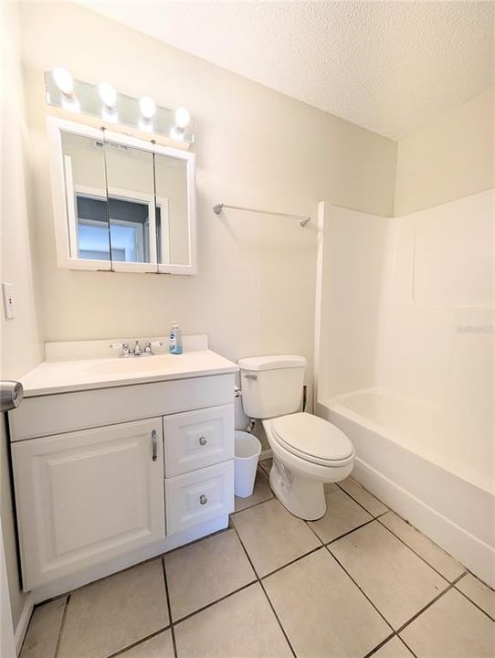 Activo con contrato: $1,500 (2 camas, 1 baños, 840 Pies cuadrados)