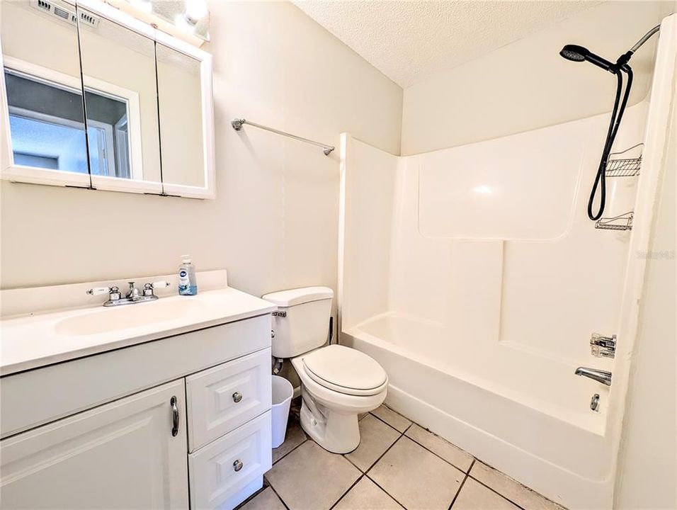 Activo con contrato: $1,500 (2 camas, 1 baños, 840 Pies cuadrados)