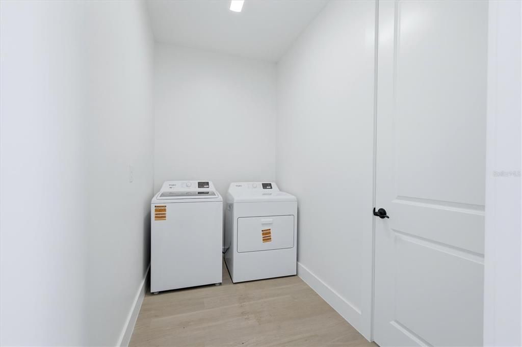 For Rent: $1,900 (3 beds, 2 baths, 1373 Square Feet)