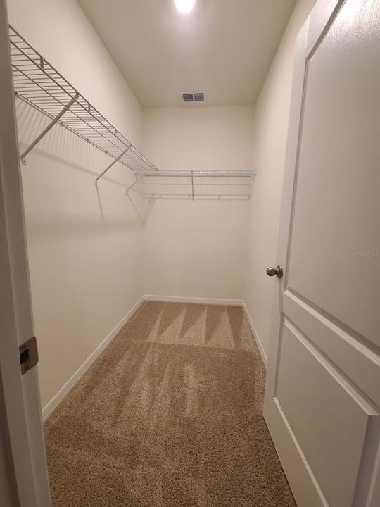 Activo con contrato: $2,400 (3 camas, 2 baños, 1516 Pies cuadrados)