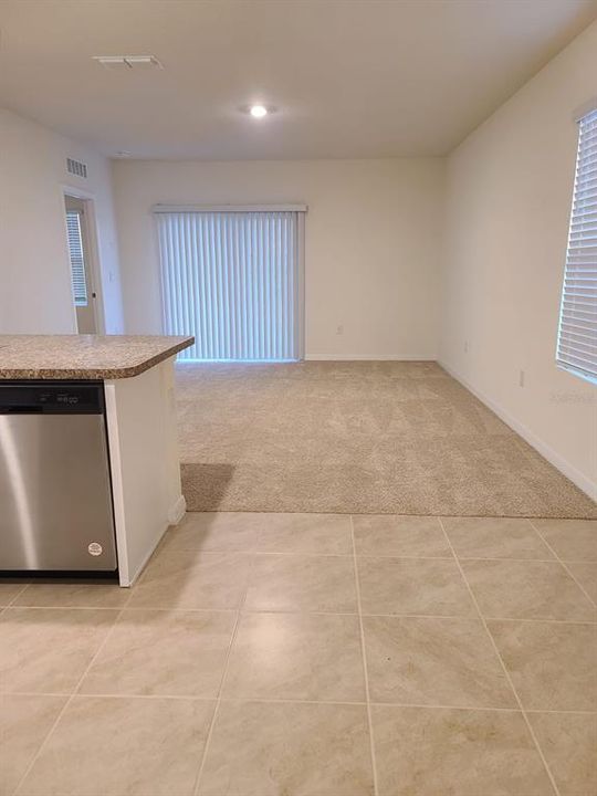 Activo con contrato: $2,400 (3 camas, 2 baños, 1516 Pies cuadrados)