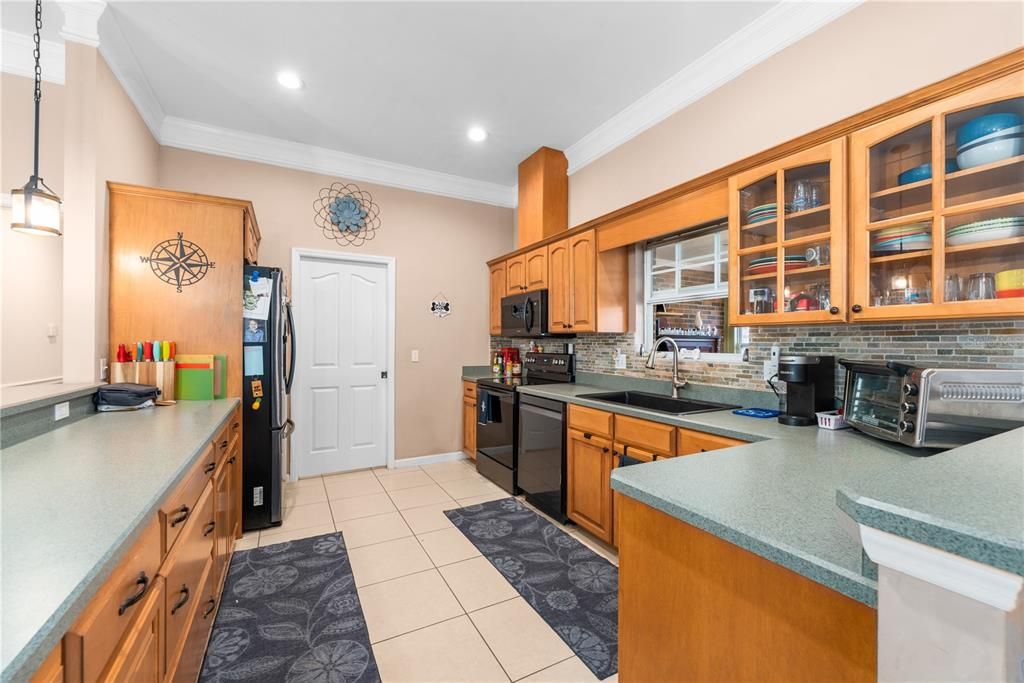 Activo con contrato: $349,900 (3 camas, 2 baños, 2110 Pies cuadrados)