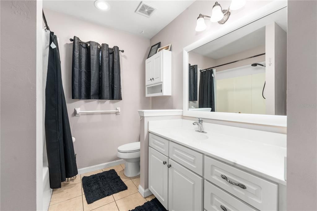 Activo con contrato: $349,900 (3 camas, 2 baños, 2110 Pies cuadrados)