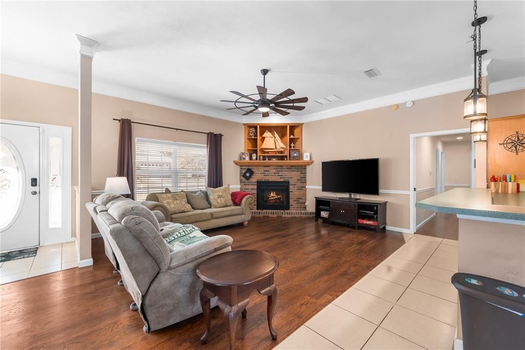 Activo con contrato: $349,900 (3 camas, 2 baños, 2110 Pies cuadrados)
