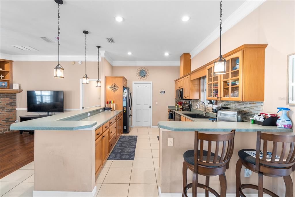 Activo con contrato: $349,900 (3 camas, 2 baños, 2110 Pies cuadrados)