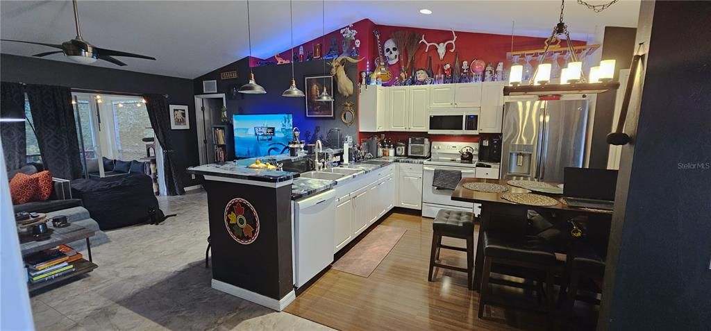 For Sale: $319,900 (3 beds, 2 baths, 1274 Square Feet)
