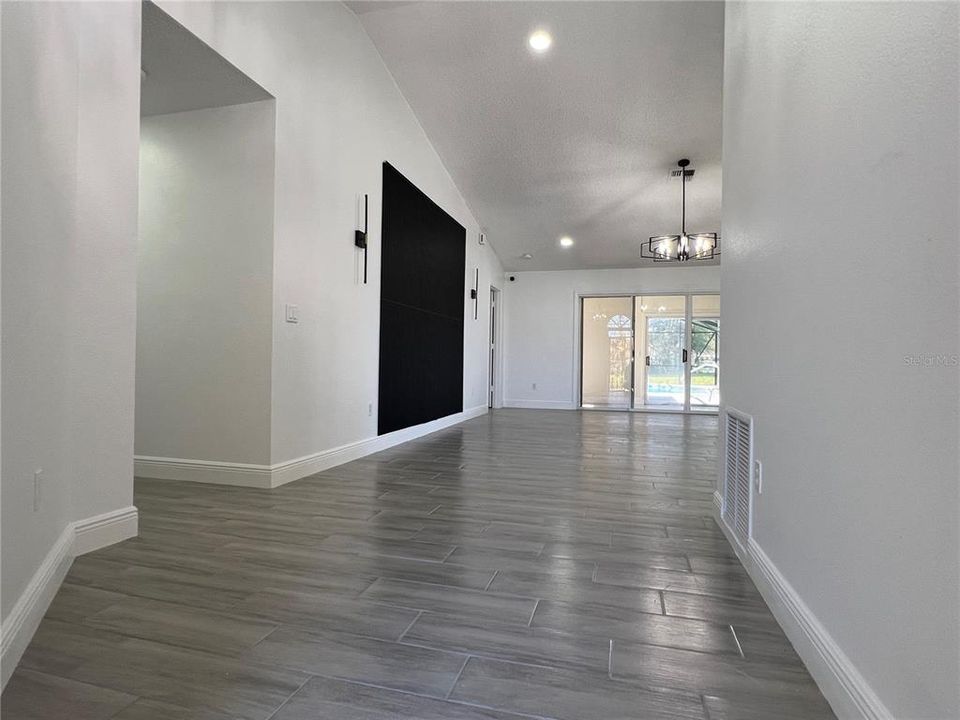 Activo con contrato: $360,000 (3 camas, 2 baños, 1870 Pies cuadrados)