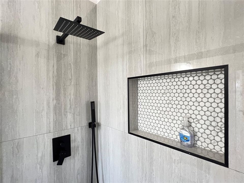 Activo con contrato: $360,000 (3 camas, 2 baños, 1870 Pies cuadrados)