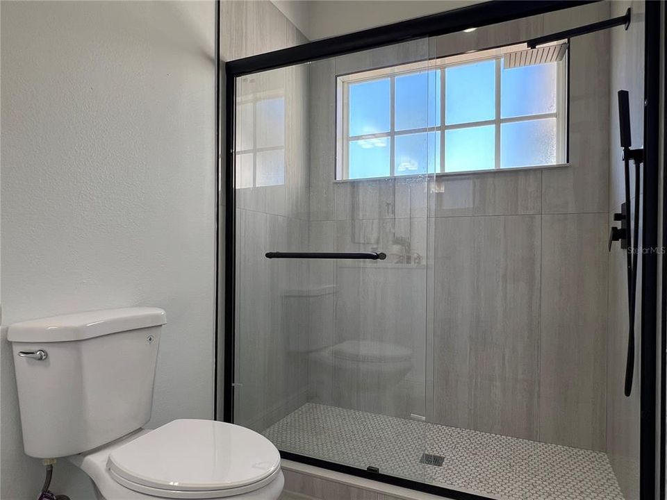 Activo con contrato: $360,000 (3 camas, 2 baños, 1870 Pies cuadrados)