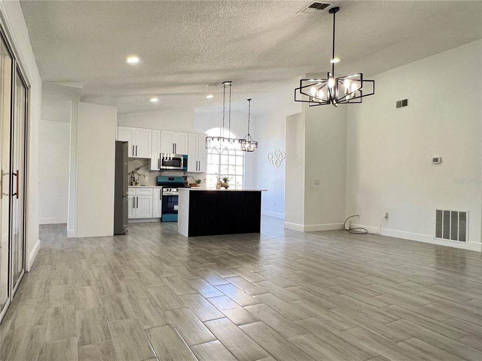 Activo con contrato: $360,000 (3 camas, 2 baños, 1870 Pies cuadrados)