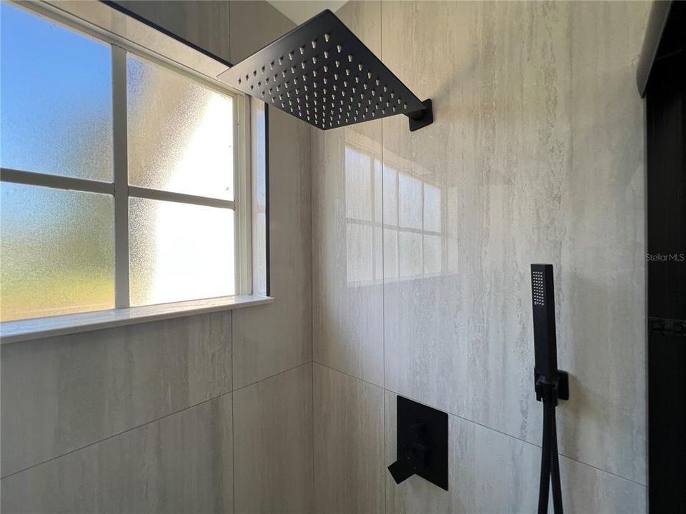 Activo con contrato: $360,000 (3 camas, 2 baños, 1870 Pies cuadrados)