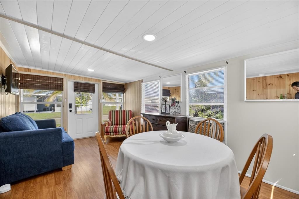 На продажу: $135,000 (2 спален, 2 ванн, 600 Квадратных фут)