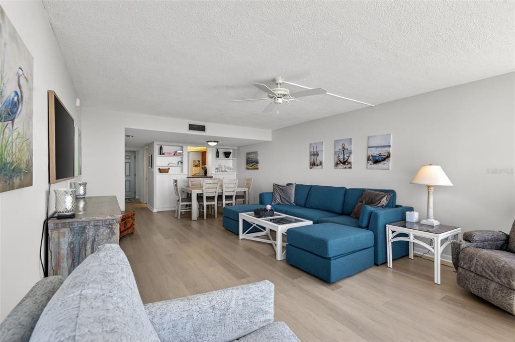 Active With Contract: $2,975 (2 beds, 2 baths, 1180 Square Feet)