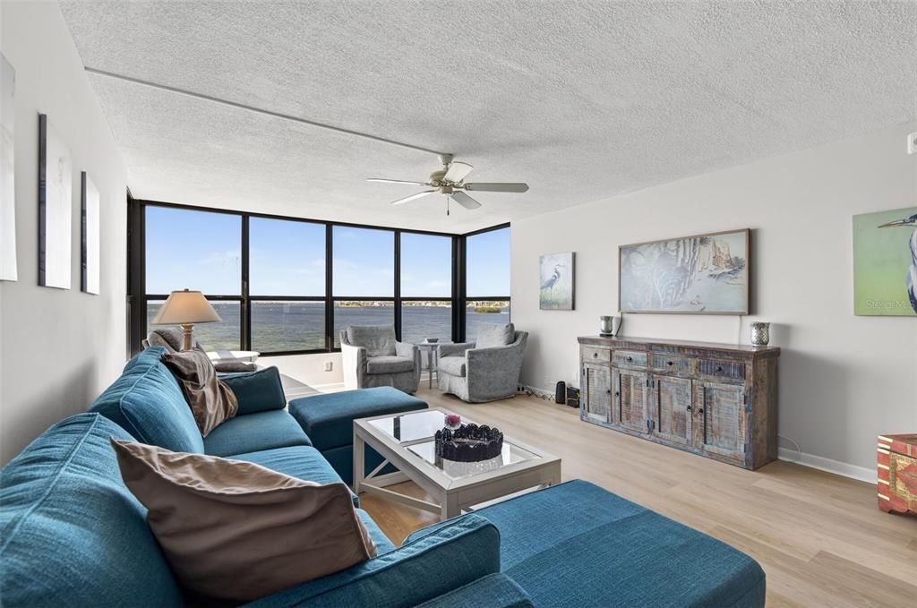 Active With Contract: $2,975 (2 beds, 2 baths, 1180 Square Feet)
