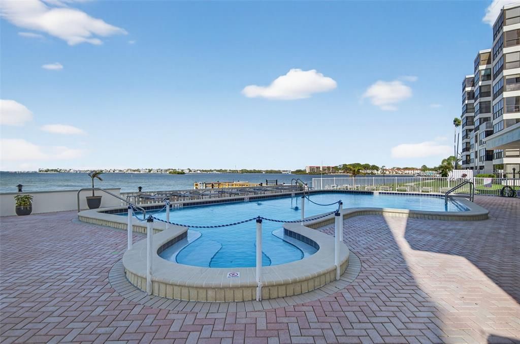 Active With Contract: $2,975 (2 beds, 2 baths, 1180 Square Feet)