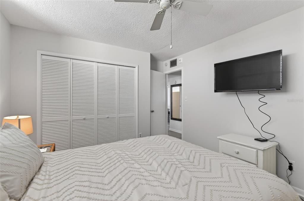 Active With Contract: $2,975 (2 beds, 2 baths, 1180 Square Feet)