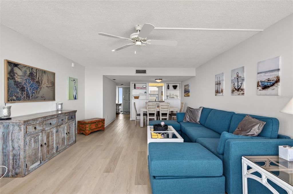 Active With Contract: $2,975 (2 beds, 2 baths, 1180 Square Feet)