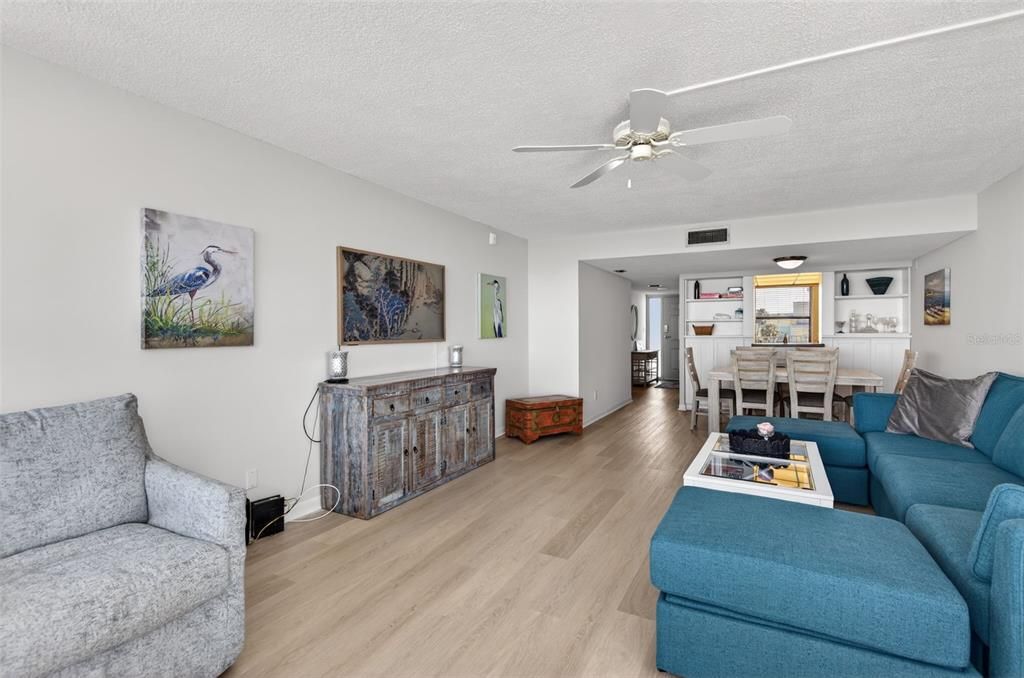 Active With Contract: $2,975 (2 beds, 2 baths, 1180 Square Feet)